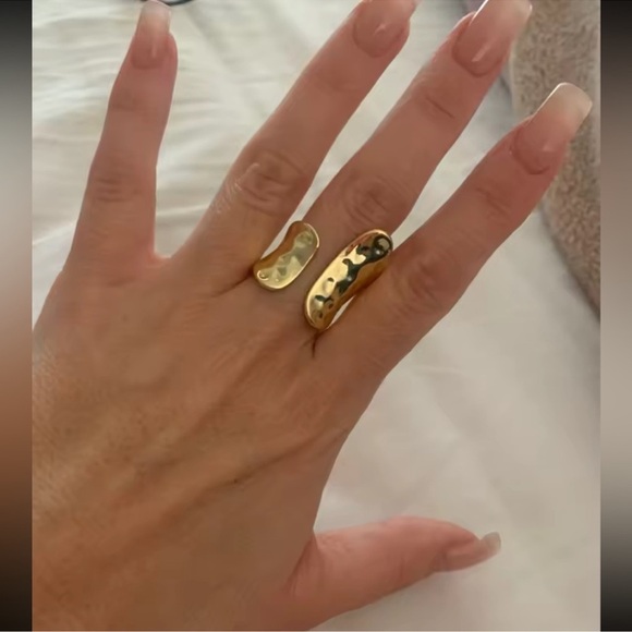 Sculpted Gold Ring - Picture 5 of 9